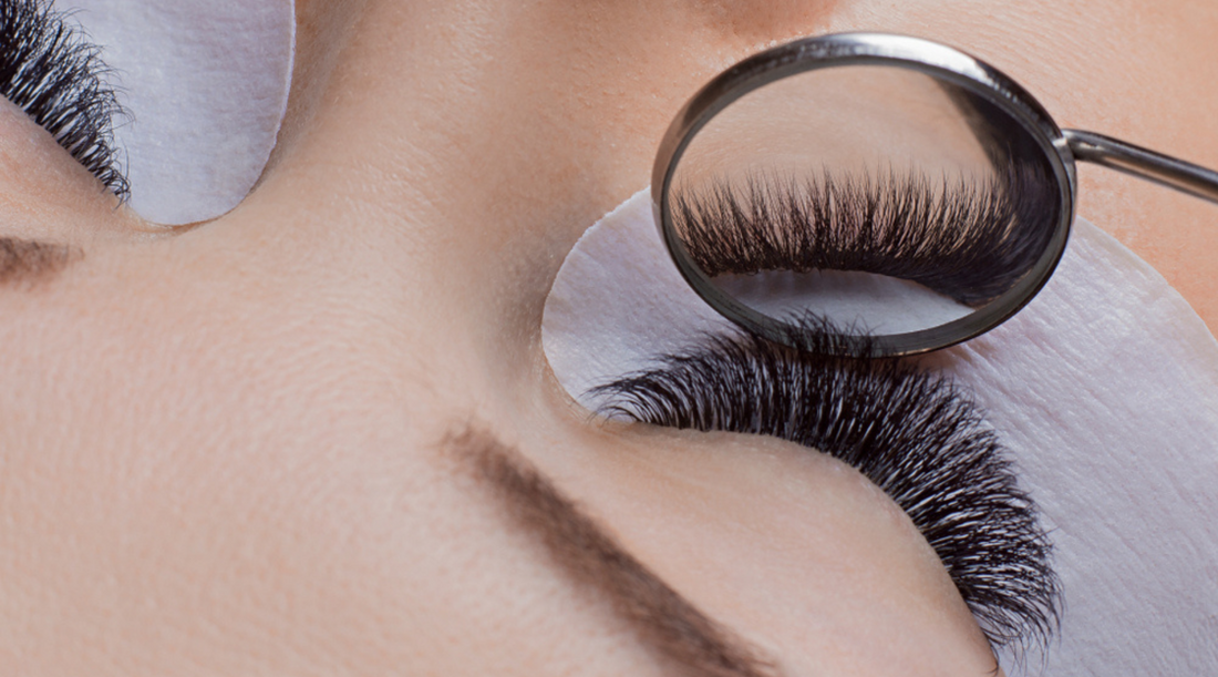 A lash artist checking their eyelash extension work with a lash mirror from Goldlashbar 